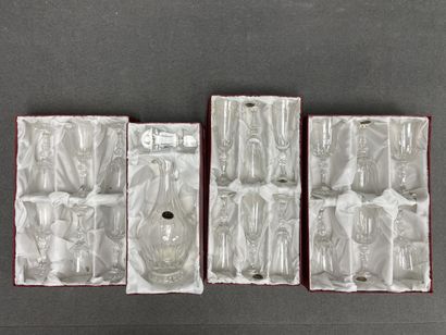 Service de verres en cristal en boites comprenant
-...