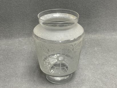 LORRAIN FRANCE
Vase en cristal dégagé à l'acide...