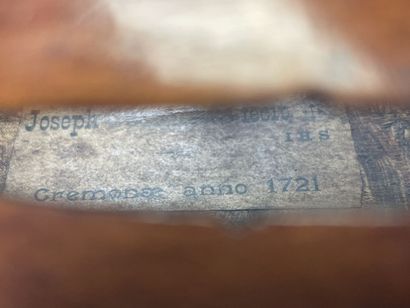 Violon et archet
portant l' étiquette 