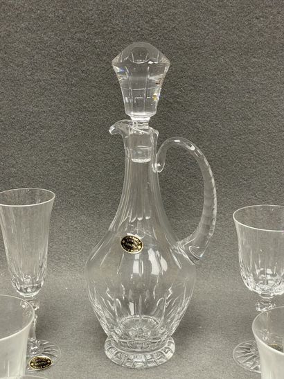 Service de verres en cristal en boites comprenant
-...