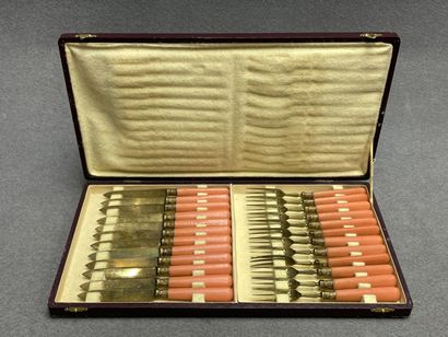 Coffret de douze couverts à dessert. 
4 x...