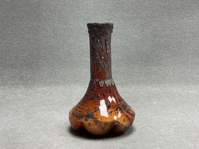 Vase en verre à inclusions. 
H. :27 cm.