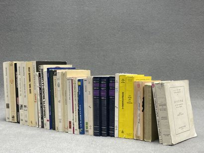 Lot de livres de littérature érotique.