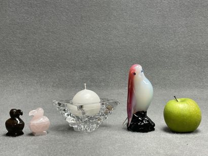 Lot comprenant:
Porte bougie en verre. H....