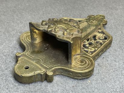 Coupe en bronze ajourée à décor à l'antique....
