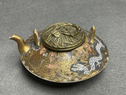 JAPON. 
Théière en faience de Satsuma, couvercle...