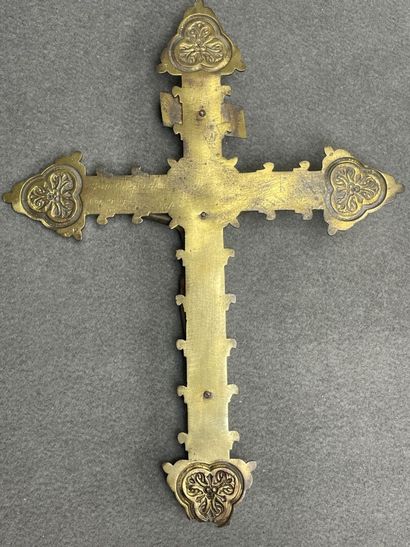 Crucifix en bronze doré
45 x 34 cm. 
accidents...