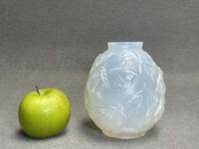 VERLYS Vase en verre opalescent moulé pressé...