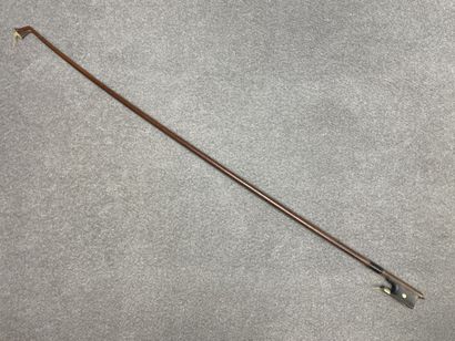 Deux archets de violon:
L. :72,5 cm et 73...