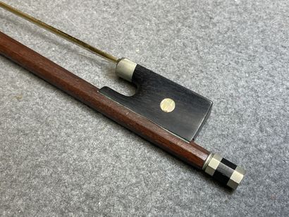 Violon et archet
portant l' étiquette 