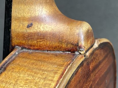Violon et archet
portant l' étiquette 