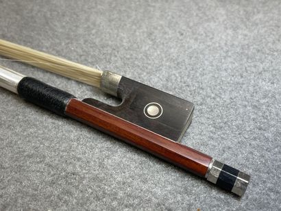 Violon et deux archets
sans étiquette. 
L....