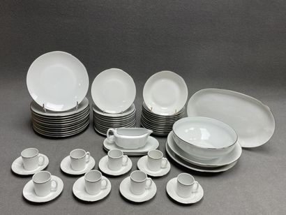 Partie de service de table en porcelaine....