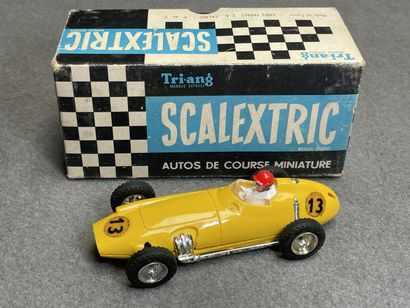SCALEXTRIC, Triang: 
Voiture de course miniature...