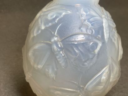 VERLYS Vase en verre opalescent moulé pressé...