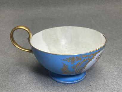 SEVRES Grande tasse en porcelaine en bleu...