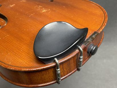 Violon et archet
portant l' étiquette 