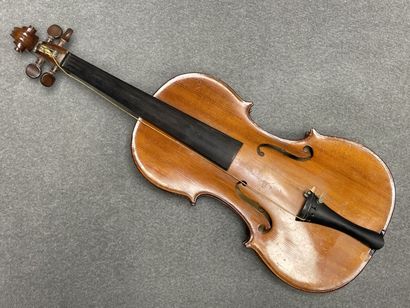 Violon et archet 
portant l' étiquette 