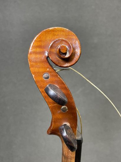 Violon et archet
portant l' étiquette 