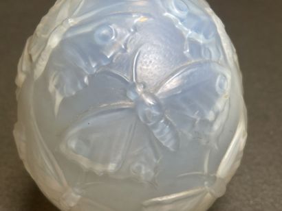 VERLYS Vase en verre opalescent moulé pressé...