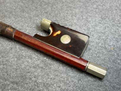 Violon et deux archets
sans étiquette. 
L....