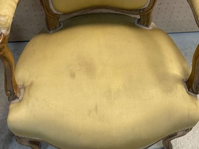 Deux fauteuils cabriolets de style Louis...