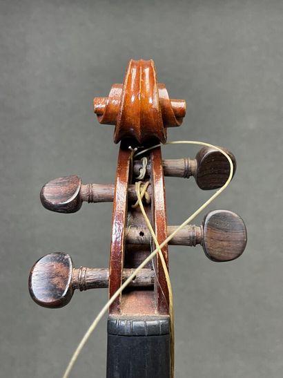 Violon et archet
portant l' étiquette 