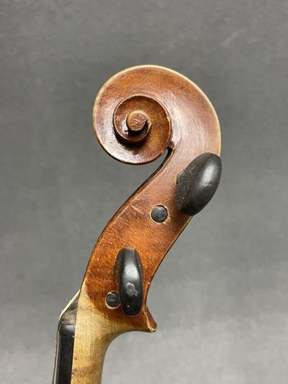 Violon
portant l' étiquette 