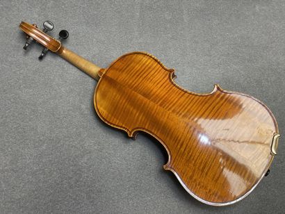 Violon
portant l' étiquette 