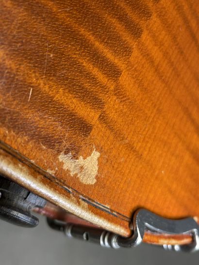 Violon et archet
portant l' étiquette 
