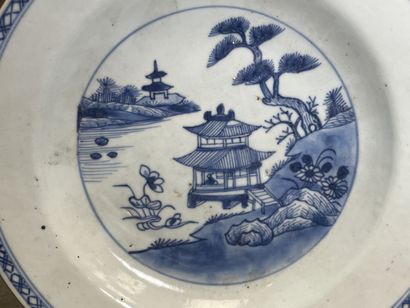CHINE XVIII°
Paire d'assiettes creuses à...