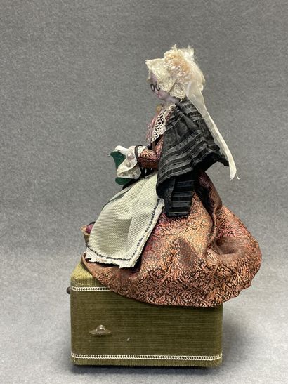 Poupée automate au tricot, tête et mains...