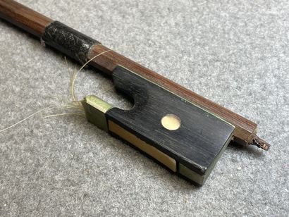 Deux archets de violon:
L. :72,5 cm et 73...