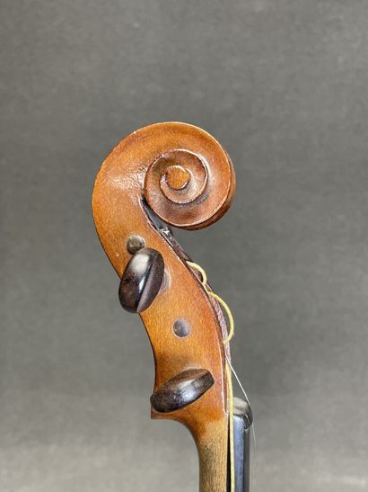 Violon et archet 
portant l' étiquette 