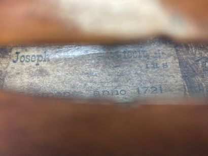Violon et archet
portant l' étiquette 