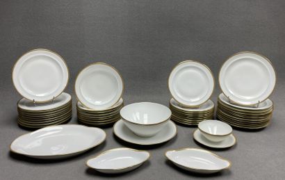 Partie de service de table en porcelaine...