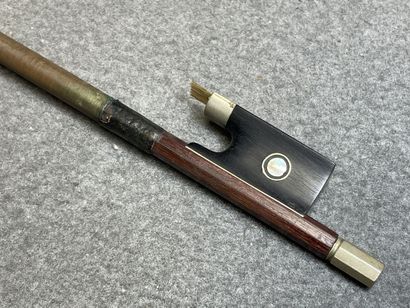 Violon et archet
portant l' étiquette 