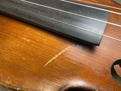 Violon
portant l' étiquette 