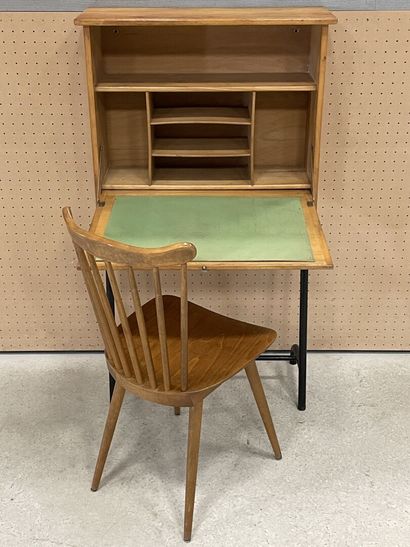 Bureau à abattant et chaise.
Années 1960....