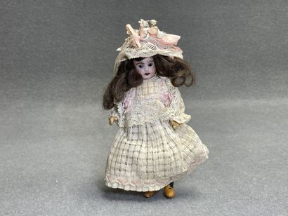 Mignonette SFBJ 301
Petite poupée tête biscuit
H:...