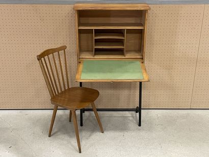 Bureau à abattant et chaise.
Années 1960....