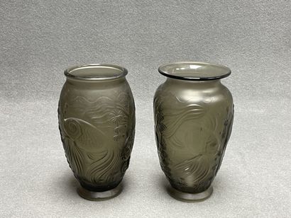 Deux vases en verre fumé moulé d'un décor...