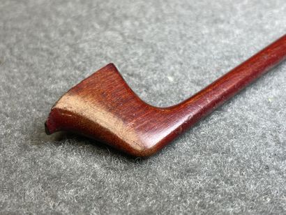 Violon et deux archets
sans étiquette. 
L....
