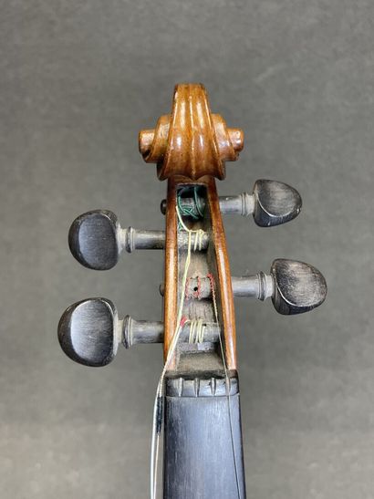 Violon. 
Portant l' étiquette 