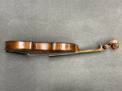 Violon et archet 
portant l' étiquette 