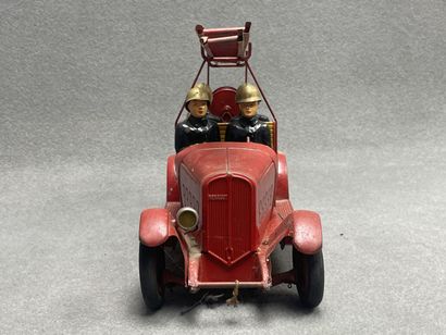 Camion de pompier en tole.
24 x 45 x 15 cm.
manque...