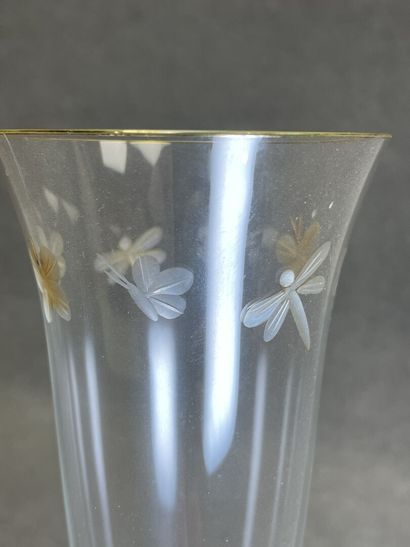 Suite de six flutes à champagne, à décor...
