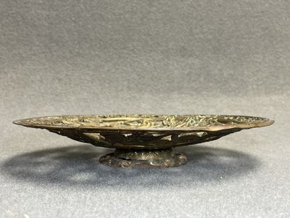 Coupe en bronze ajourée à décor à l'antique....