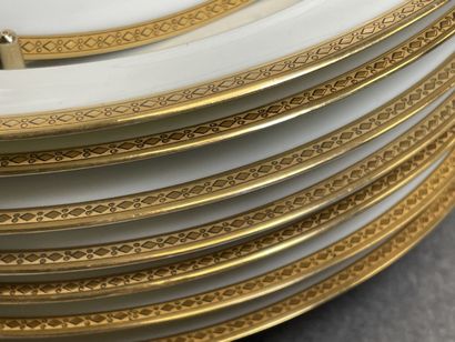Partie de service de table en porcelaine...