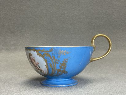 SEVRES Grande tasse en porcelaine en bleu...